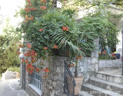 Apartmani Milo&scaron;, частни квартири в града Bečići, Черна Гора - Ulaz u kuću
